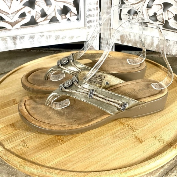 Minnetonka Gold leather Thong Sandal Slip On Women's Size  8 Rope & Silver. - Picture 1 of 9